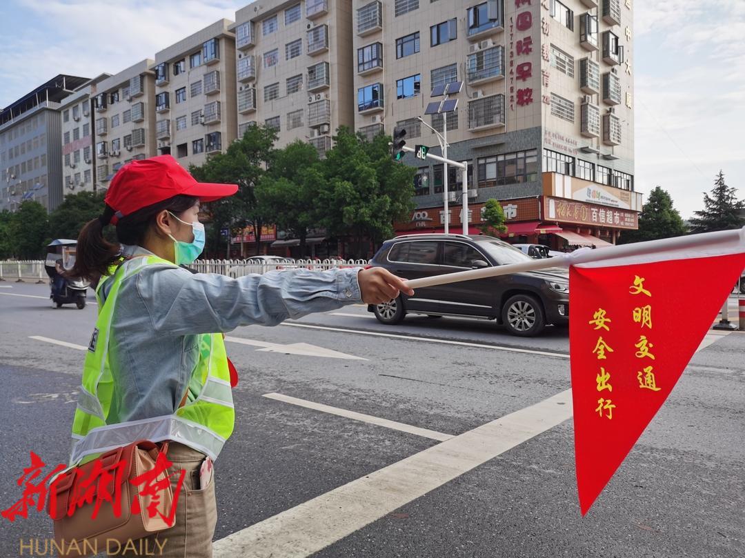 千名干部“变装”志愿者,为文明城市创建奉献力量_邵阳头条网